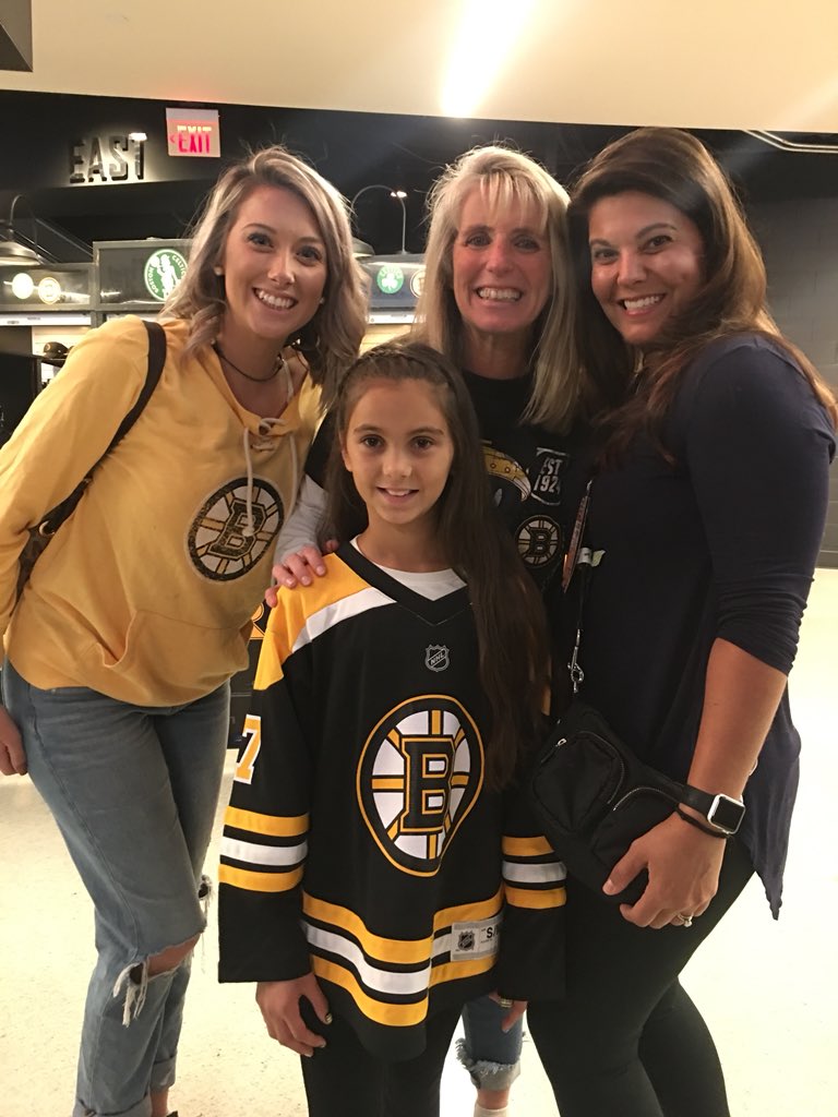 mackanshewitz's tweet photo. #nhlbruins good job sienna!! So proud of you singing the national anthem 💛 https://t.co/f1A5d90aau