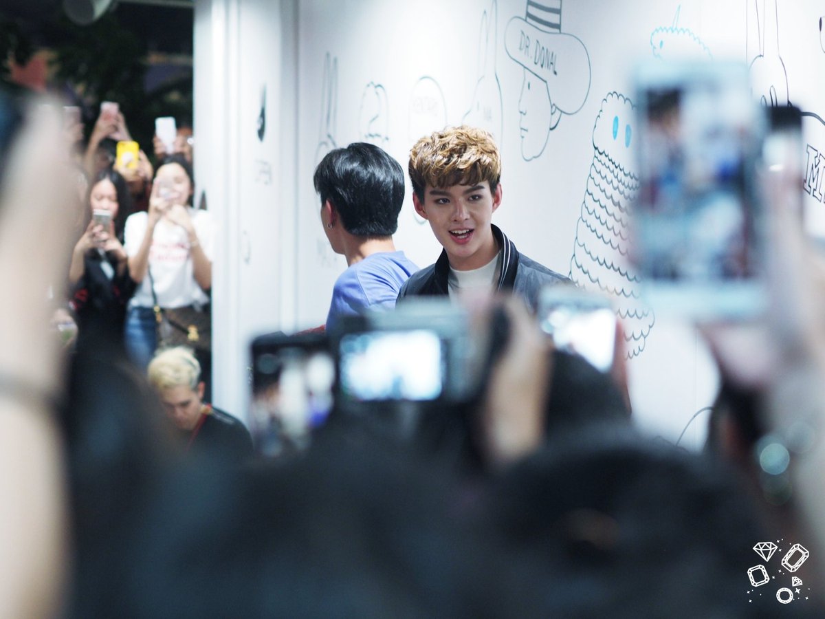 LikeADiamondPP's tweet photo. 180929 @perthppe @Saint_sup at MBK Center Avenue Zone A-B #รอยยิ้มของชูครีม #PerthTanapon #Perthppe #lovebychanceseries #14thAnniversaryDaradaily 
#LikeADiamondPerthPic https://t.co/izH16WvN9O
