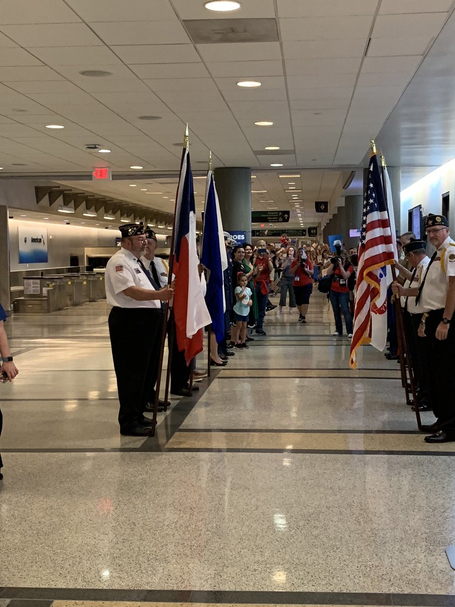 HonorFlightHou's tweet photo. Amazing turnout to welcome these heroes home! #honorflight #honorflighthouston #welcomehome #thankyouforyourservice https://t.co/j9gpF0e1Ys