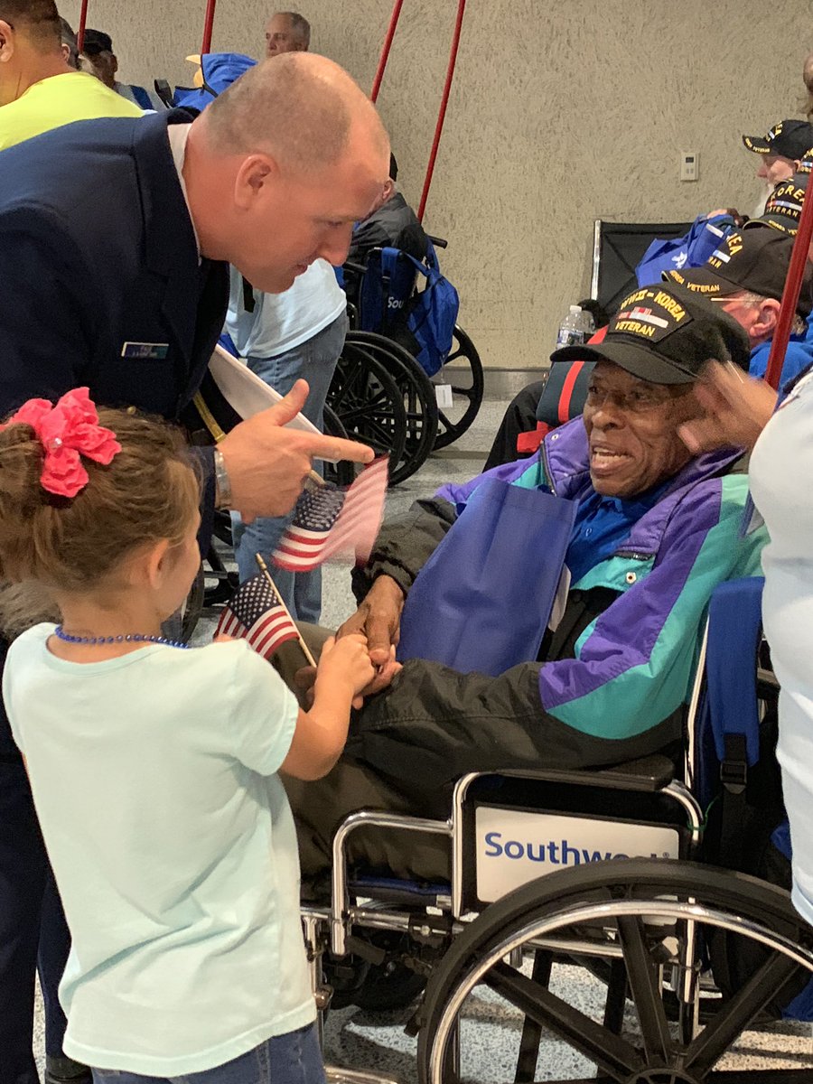 HonorFlightHou's tweet photo. Amazing turnout to welcome these heroes home! #honorflight #honorflighthouston #welcomehome #thankyouforyourservice https://t.co/j9gpF0e1Ys