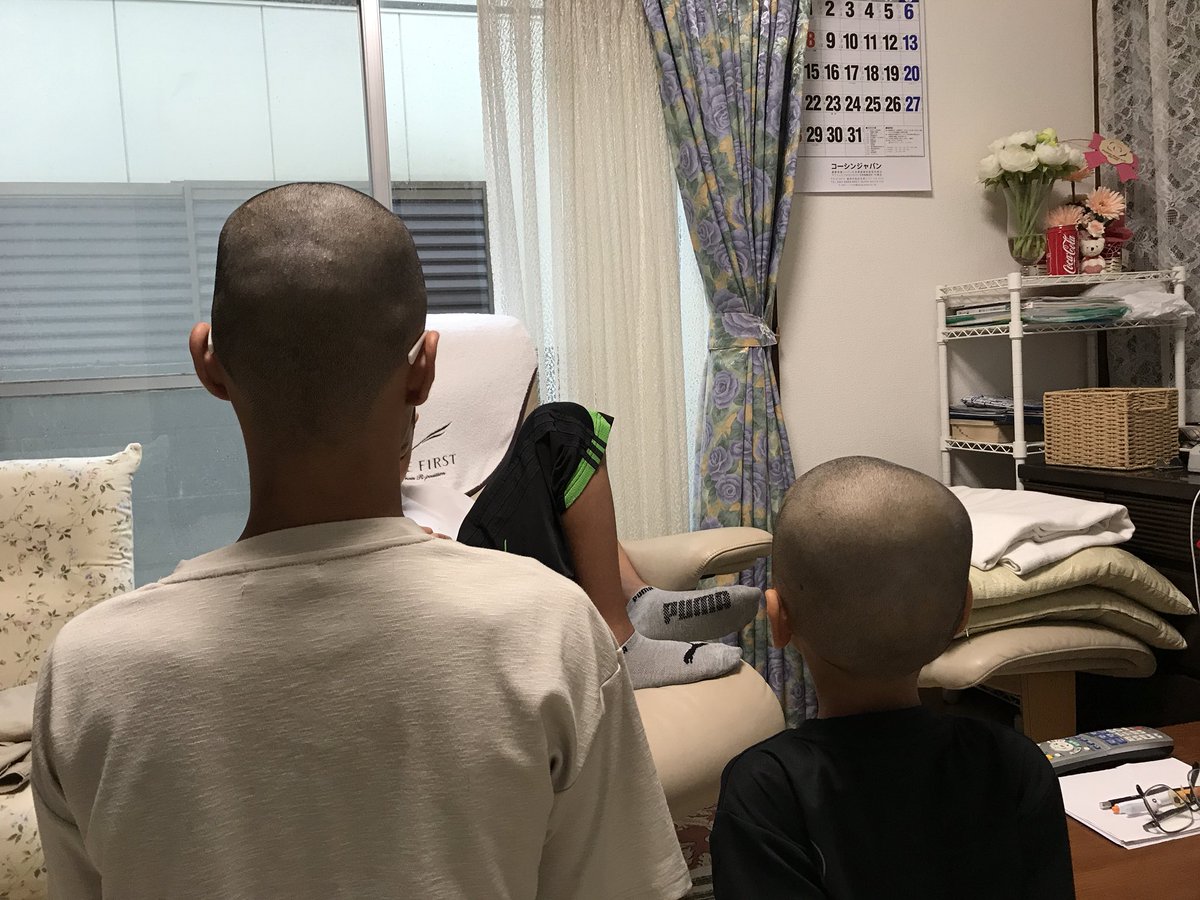 市山真太郎 ニダン 突然 五厘坊主にした長男 悪い事をしたわけでもないのに そそのかされた三男もする始末 明日から友達にペチペチ叩かれるんでしょうね 二人共赤ちゃんの時あまり寝ない子だったので頭の形が良い事が再確認できました 来月は次男も
