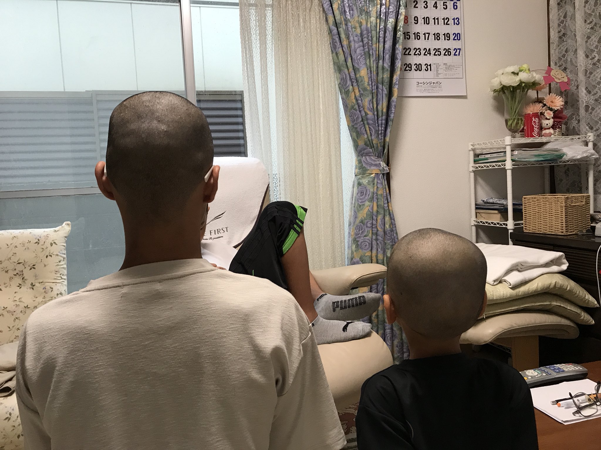 市山真太郎 ニダン No Twitter 突然 五厘坊主にした長男 悪い事をしたわけでもないのに そそのかされた三男もする始末 明日から友達にペチペチ叩かれるんでしょうね 二人共赤ちゃんの時あまり寝ない子だったので頭 市山真太郎 ニダン No Twitter 突然 五厘坊主にした長男 悪い事をしたわけでもないのに そそのかされた三男もする始末 明日から友達にペチペチ叩かれるんでしょうね 二人共赤ちゃんの時あまり寝ない子だったので頭