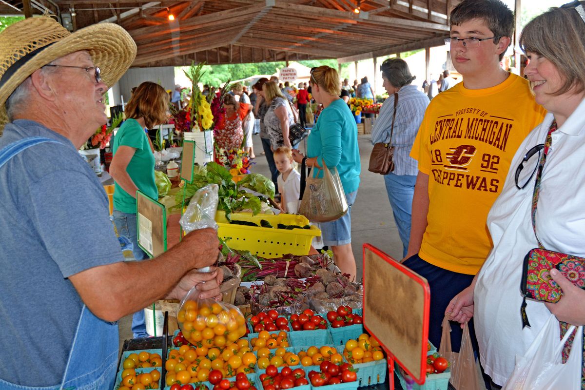 CivilEats's tweet photo. Many small farmers rely on food assistance to feed themselves and their families, and earn income from the same programs at farmers’ markets. https://t.co/qwQouV9KDg https://t.co/zAgTr8kgpm