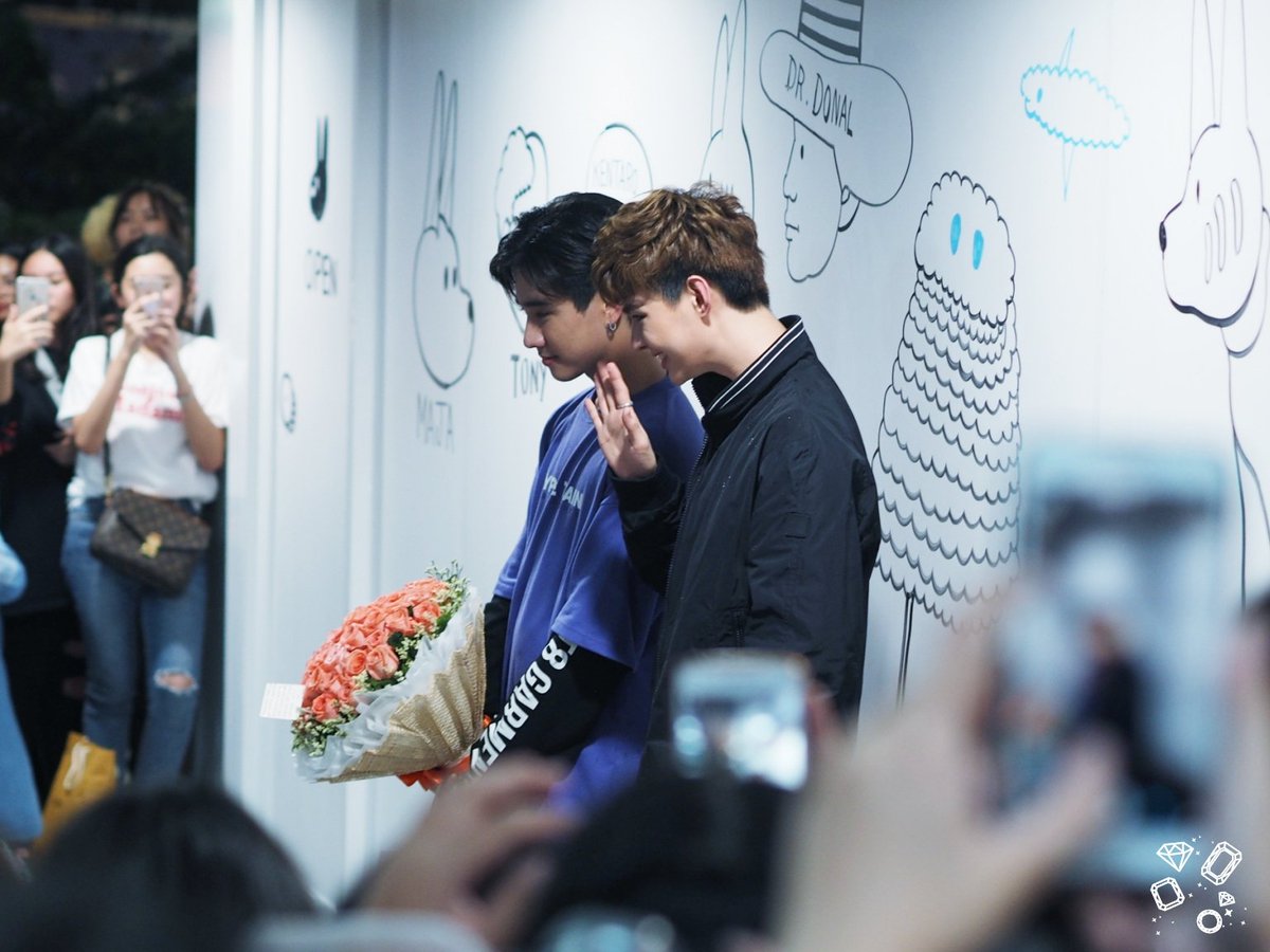 LikeADiamondPP's tweet photo. 180929 among the people 💐 @perthppe @Saint_sup at MBK Center Avenue Zone A-B #รอยยิ้มของชูครีม #PerthTanapon #Perthppe #lovebychanceseries #14thAnniversaryDaradaily 
#LikeADiamondPerthPic https://t.co/6G07Prl4sr