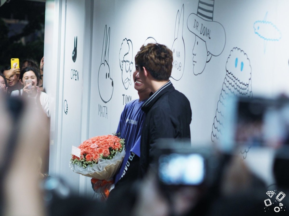 LikeADiamondPP's tweet photo. 180929 among the people 💐 @perthppe @Saint_sup at MBK Center Avenue Zone A-B #รอยยิ้มของชูครีม #PerthTanapon #Perthppe #lovebychanceseries #14thAnniversaryDaradaily 
#LikeADiamondPerthPic https://t.co/6G07Prl4sr