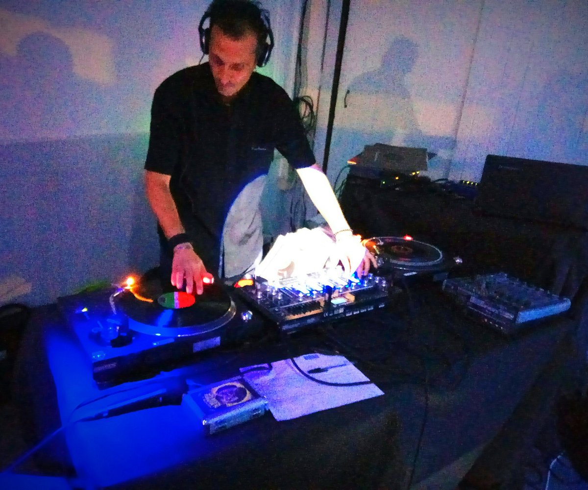 DjCicconeBros's tweet photo. #records #vinil #nite More #djs in #onenite #70s #80s #90s #housemusic #Naples https://t.co/3ZLaYt0bV8