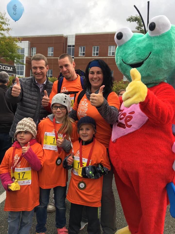 LucFortinSherby's tweet photo. Un immense plaisir de faire la remise des médailles aux petits coureurs du 1 km lors de la Course des Millepattes 2018.🏅Bravo aux organisateurs! On envoie beaucoup d’énergie et d’amour aux enfants malades et à leur famille 😘 #sherbyluc #pol2018 #quebec2018 #sherbrooke https://t.co/HZZNJZrayx