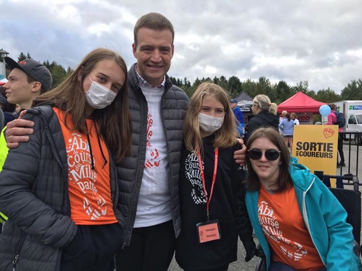 LucFortinSherby's tweet photo. Un immense plaisir de faire la remise des médailles aux petits coureurs du 1 km lors de la Course des Millepattes 2018.🏅Bravo aux organisateurs! On envoie beaucoup d’énergie et d’amour aux enfants malades et à leur famille 😘 #sherbyluc #pol2018 #quebec2018 #sherbrooke https://t.co/HZZNJZrayx