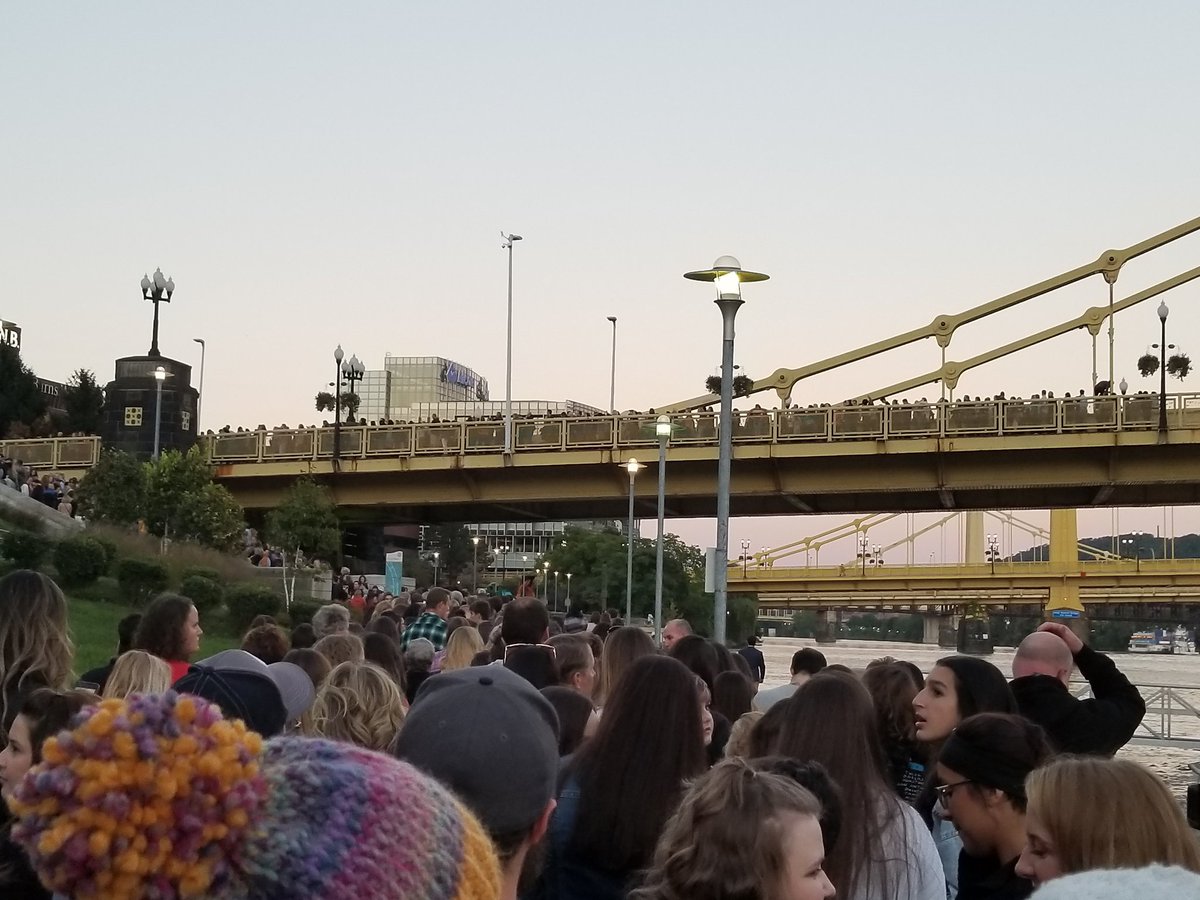 amdosch's tweet photo. @KDKA ed sheeran concert...started 20 minutes go...still in line...what's wrong we oth this picture. #livenation #ticketmaster #cantdoconcerts https://t.co/LbvOrWweVQ https://t.co/7rRXXD72J2