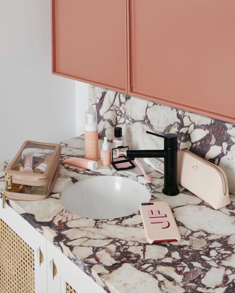 #cute things for #travel &amp; your bathroom 🛁 #love our #beauty cases here at The Parlour Room™️ 💄💋💅🏼 #thedailyedited instagram.com/p/BoU9IkVAtzR/…