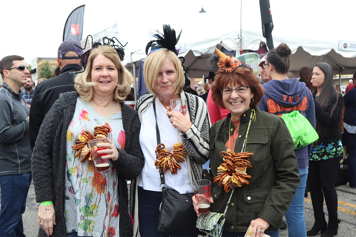 ValpoLife's tweet photo. Do we have beer goggles on, or do these people look like they're having the best time ever? Indiana Beverage was one of several sponsors at the 9th annual #ValpoBrewfest and one thing is for sure: this year was one for the books! @ValpoParks

https://t.co/x8HrcnRH8u https://t.co/aAkrkWULYB