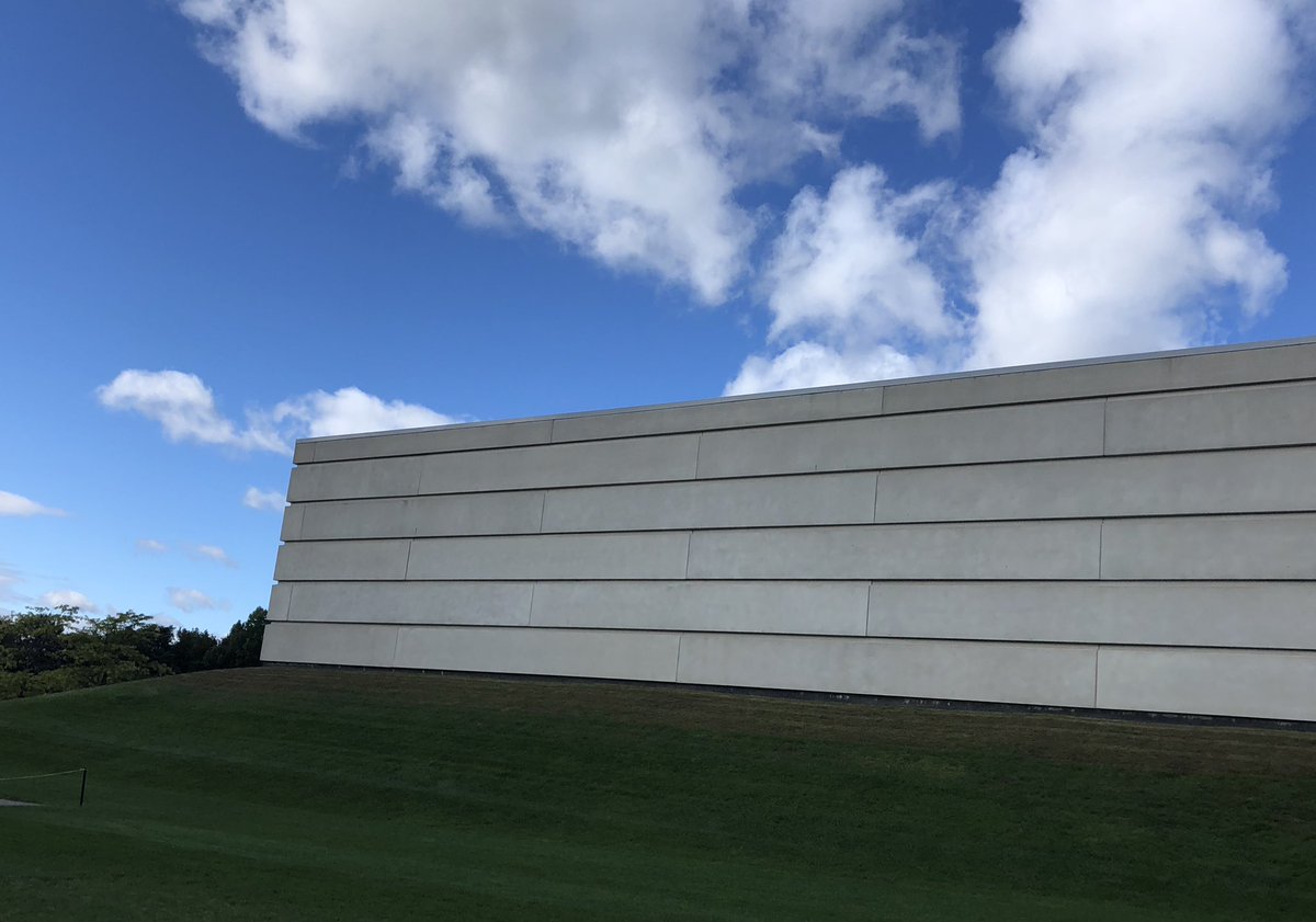 dalia_photo's tweet photo. Contrasting lines. #DaliaYanPhotos #UAlbany #Albany #NYSWI #Skies #Sky https://t.co/8gQkhKU1vt