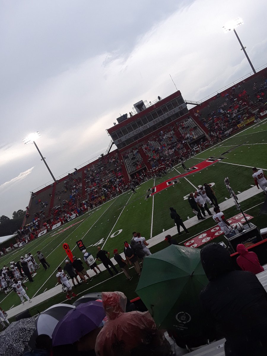 LaceyLiretteee's tweet photo. Rainy game day but that doesn't stop us from supporting our boys ❤🏈 #GEAUXCOLONELS #oNeway #swordsup #countmeN https://t.co/qjtBN1UCo7