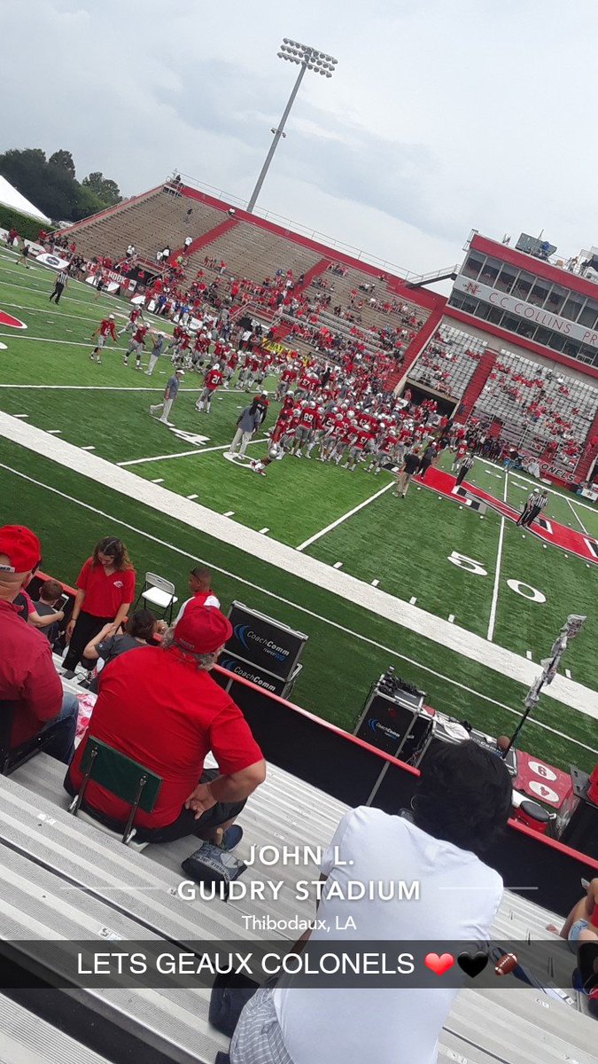 LaceyLiretteee's tweet photo. Rainy game day but that doesn't stop us from supporting our boys ❤🏈 #GEAUXCOLONELS #oNeway #swordsup #countmeN https://t.co/qjtBN1UCo7