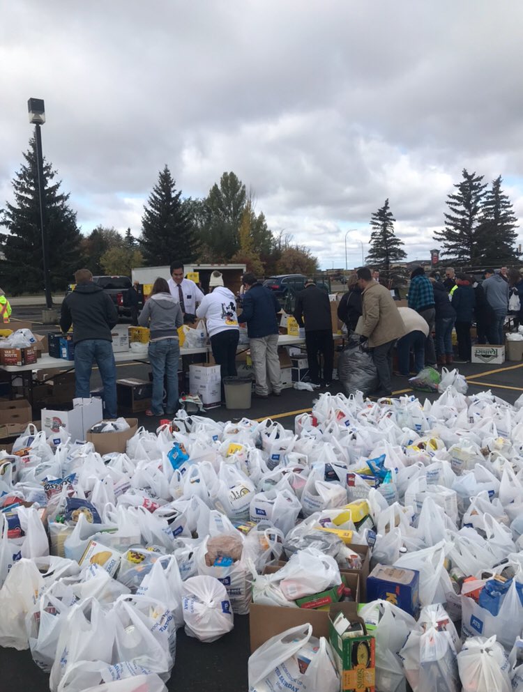 LatterPark's tweet photo. 34, 080 lbs were collected today in #shpk for the local food bank. #strathco you are one generous community. #albertafooddrive https://t.co/xTW6v4wtYi