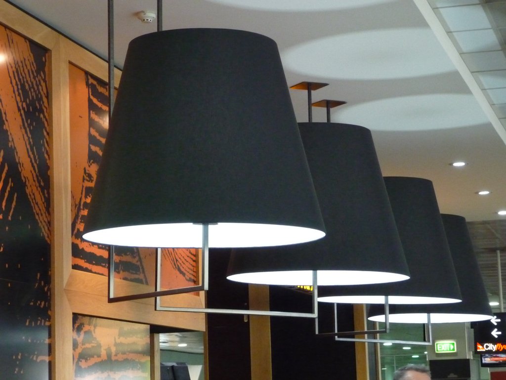 SatelightDesign's tweet image. Check out these custom pendants with a J-shaped rod suspension at Gloria Jean&apos;s Coffees at Melbourne Airport.

#lightingproject #restaurantlighting #restaurantdesign #cafelighting #cafedesign #black #custom #pendantlights #featurelight #interiordesign #custommade #lighting