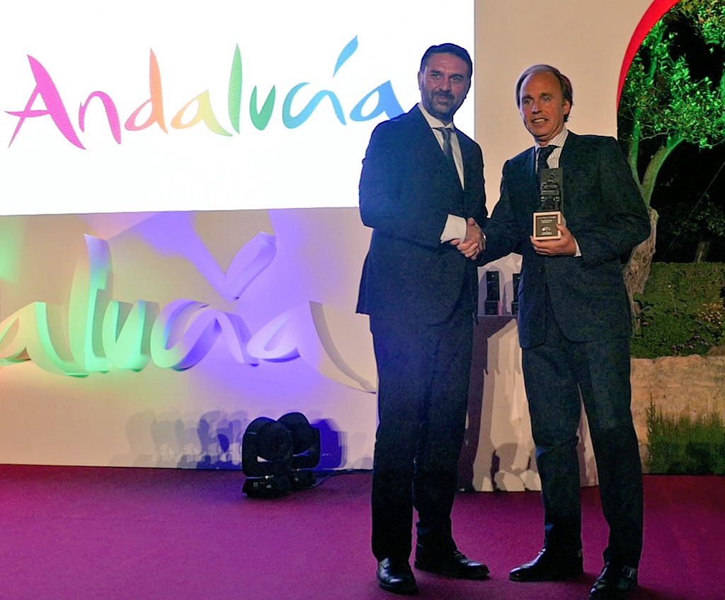 Gracias, <a href="/AndaluciaJunta/">Junta de Andalucía</a>, @TurismoDeporAnd, en nombre de toda la familia #CitySightseeing, porque este reconocimiento nos empuja a seguir llevando el nombre de #Andalucía por todo el mundo