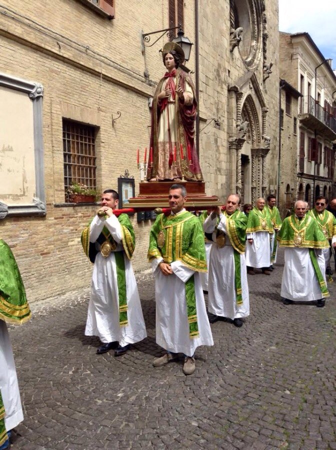 AbsoluteAbruzzo's tweet photo. Sunday procession in Lanciano. Come to the real Italy! https://t.co/WLq16OgdSu #absolutelyabruzzo #abruzzo #abruzzi #abruzzoheritage #originalcharacter #italianamerican #italy #photooftheday #potd #photography #lanciano #saints #holyprocession #romancatholic https://t.co/IAu5OmLwfJ