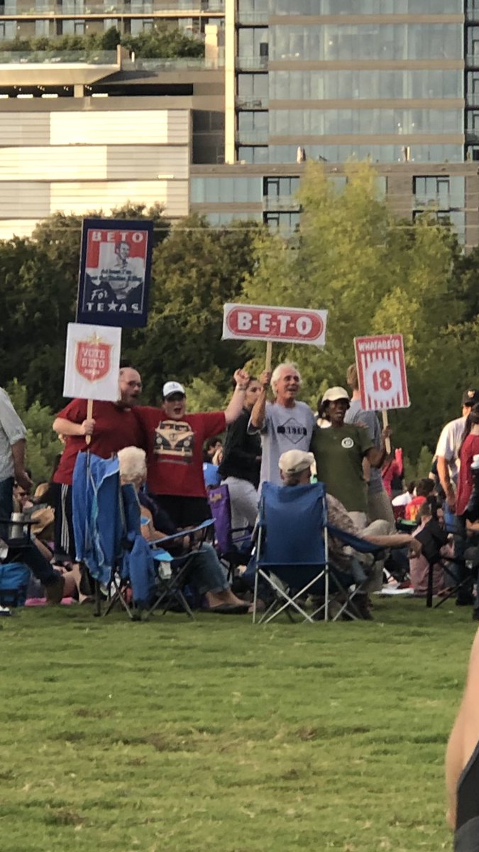 hannekeiling's tweet photo. Spotted: The best signs #BetoforTexas #BetoForSenate https://t.co/tNQTEJ5YbA