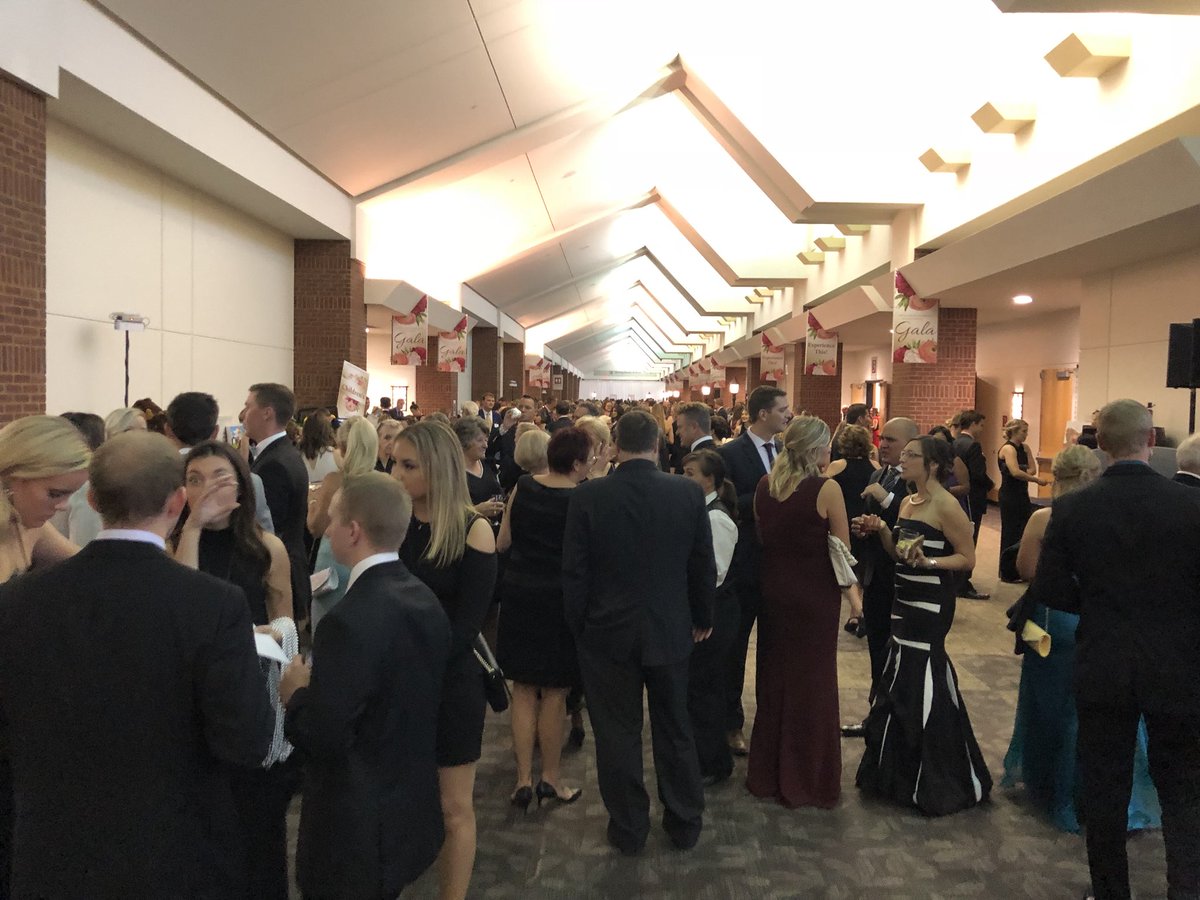 DeanHyers's tweet photo. Having fun at the gala!#unitedgala https://t.co/rNPyxh8lyI