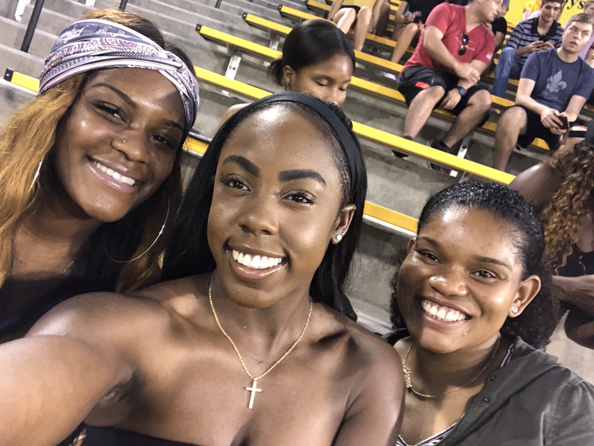 KSUOwlsWBB's tweet photo. We are in the building!! Lets Go Owls 🏈🖤💛 #GoKSUOwls #GoldStandard https://t.co/w8wtRF9bwQ