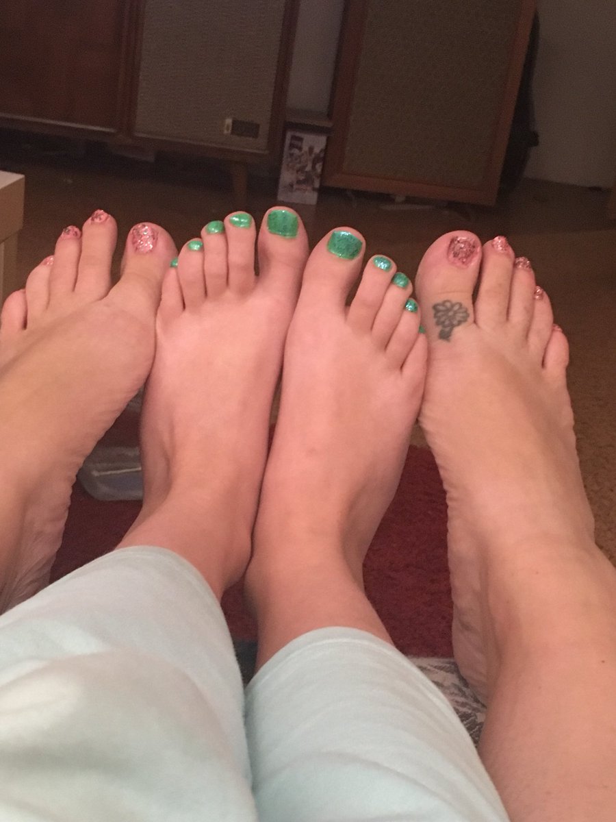 JeffJakeBethBea's tweet photo. Pedis complete! #lazysaturday #momandbeatime #coldfallday https://t.co/hWeH77KEFx