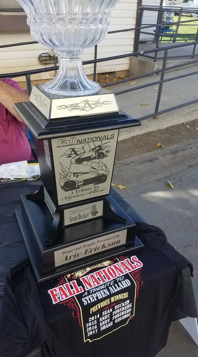 AForsberg92's tweet photo. Last race of 2018 @sdspeedway Fall nationals 56 sprints. 30 midgets. 5th anniversary of the tribute to Stephen allard. Driving @FNFRacingX1 https://t.co/qV8bHvuwO7