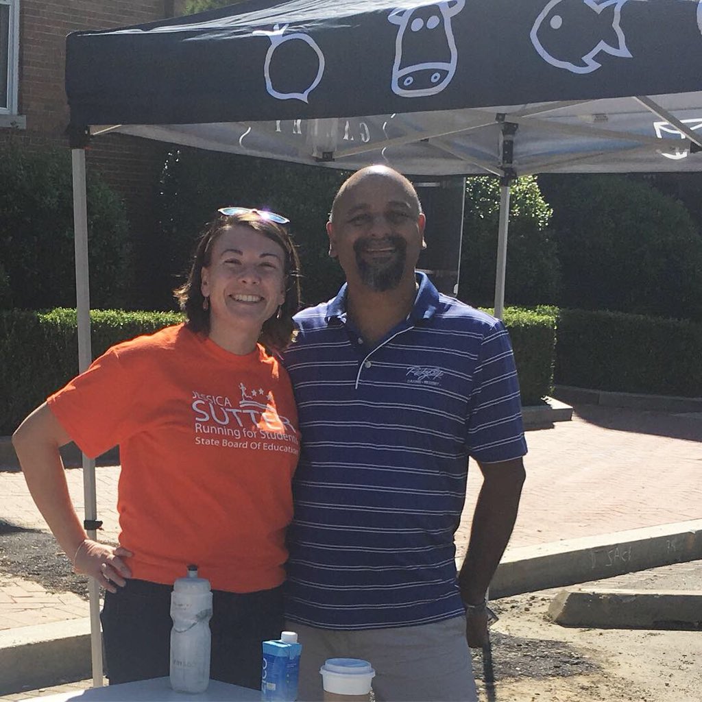 jessicasutterW6's tweet photo. Perfect weather, wonderful conversations with neighbors, amazing volunteers & the USMC + an accordion serenade = the best campaign-trail birthday on @BarracksRow #BarracksRowFestival #SutterforSBOE #RunningforStudents #Ward6 https://t.co/1NQJfd92bu