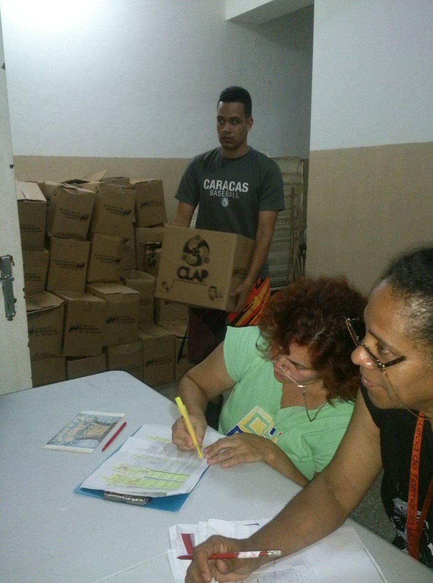 Clap19DeAbrill's tweet image. Más de 400 familias son beneficiadas con la entrega de cajas de alimentos por parte del #CLAP 19 de Abril Parroquia Altagracia, Caracas. @edom_altagracia @ClapOficial #ParroquiaAltagracia #TodoElPoderParaLosClap #VenezuelaDiplomaciaDePaz