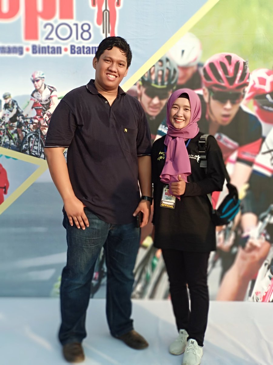 LeniMarliza__'s tweet photo. Ciyeeeee akhirnya, ketemu orang Batam yg hits ini . @Royvandi_T
#TourDeKepri2018 #PesonaTourDeKepri #TDK2018 https://t.co/6Y5CUBpyRW