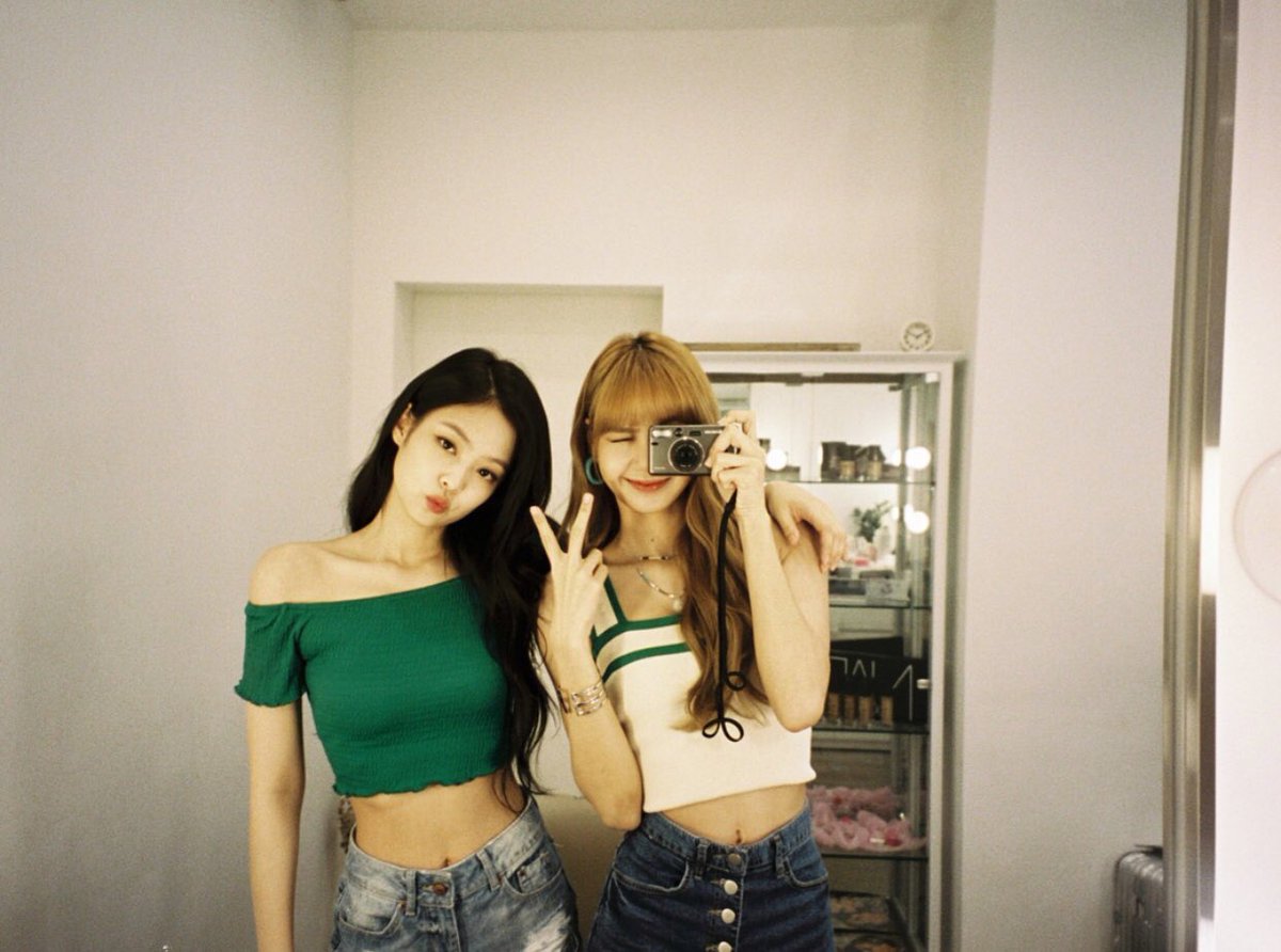 jhelxsa's tweet photo. Good morning #OT4EVA 
Pampatanggal ng nega vibes dahil sa mga haters😪
Sa mga haters,bashers tumigil na kayo nakakapangit yan😉
#BLACKPINK #LISA #JENNIE #JISOO #ROSÉ https://t.co/Wmx9XnV2Gl