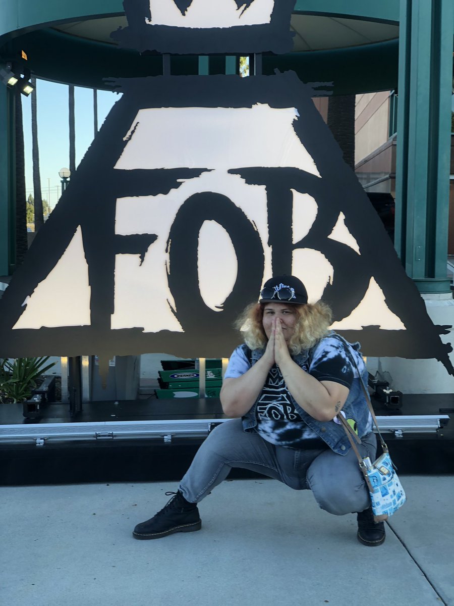 Vasooki's tweet photo. We’re HERE #FallOutBoyLive https://t.co/322cg5J99d