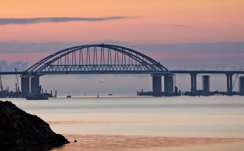 Грузовой транспорт пошел по Крымскому мосту 