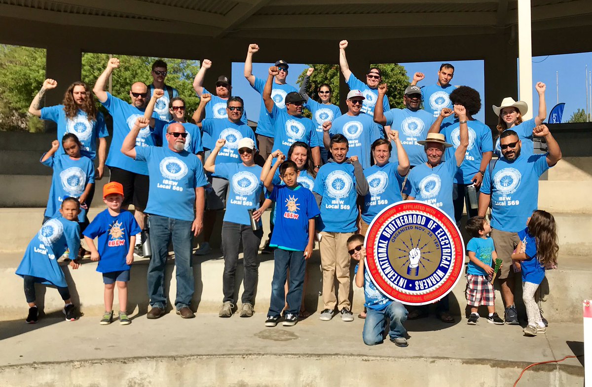 IBEW569's tweet photo. We lit up #Santee &amp; East County with @SD_BldgTrades to educate voters on candidates that support working families: Linda Cartwright for Grossmont Community College, Jeff Griffith for State Senate District 38, and @ACampaNajjar for Congress!

#WhenWeWalkWeWin #1u https://t.co/h8AOvB7F4V