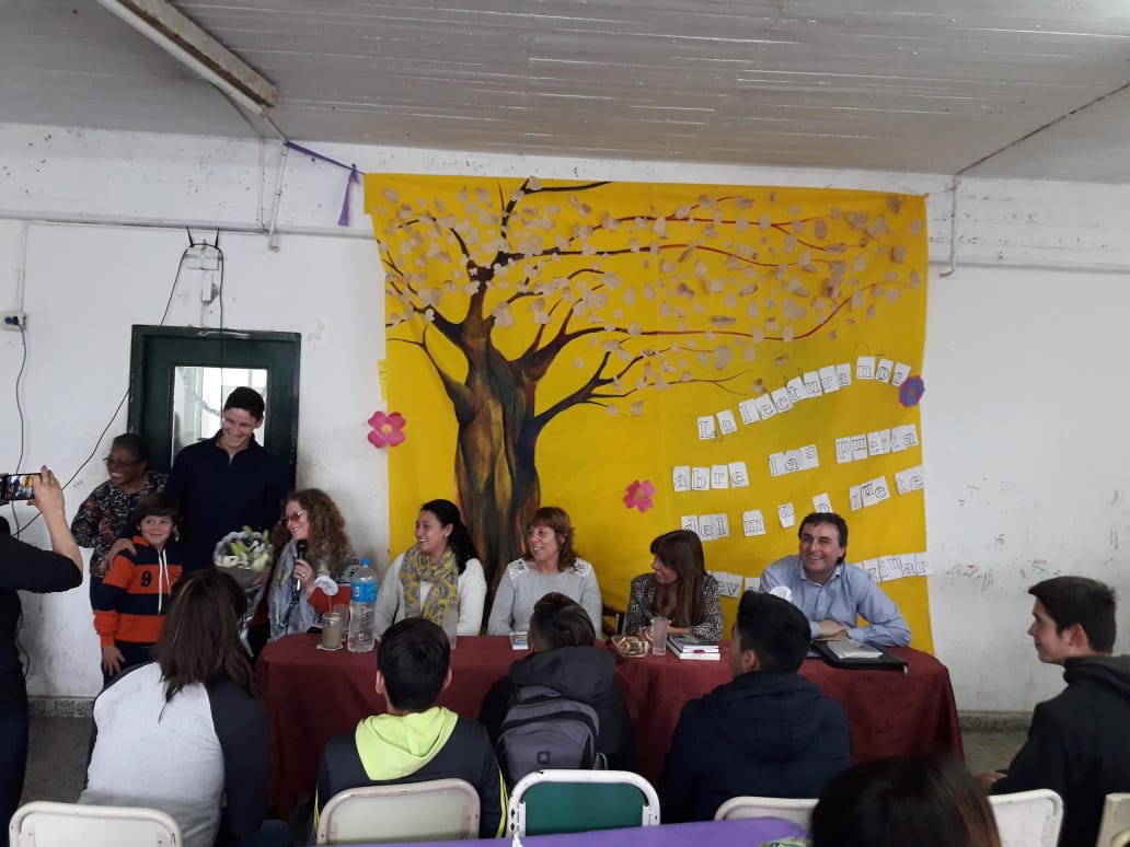 Sutamb1's tweet photo. Mateada literaria. Autores locales. EEST N° 8 PILAR. Gracias Biblios por acercar la obra de los escritores locales a las Escuelas   @stellafornas @Sutamb1 @SergioS93432272 https://t.co/28rWlWYVMk