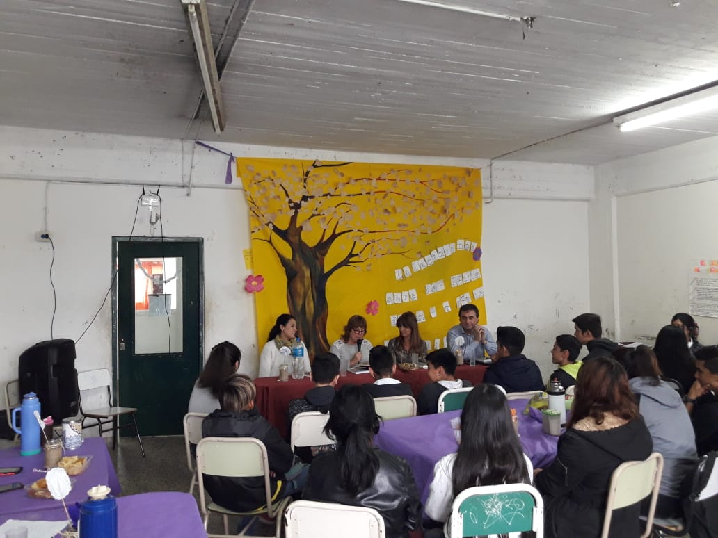 Sutamb1's tweet photo. Mateada literaria. Autores locales. EEST N° 8 PILAR. Gracias Biblios por acercar la obra de los escritores locales a las Escuelas   @stellafornas @Sutamb1 @SergioS93432272 https://t.co/28rWlWYVMk
