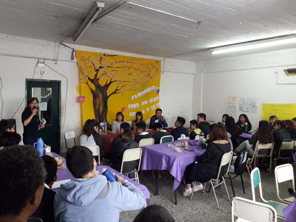 Sutamb1's tweet photo. Mateada literaria. Autores locales. EEST N° 8 PILAR. Gracias Biblios por acercar la obra de los escritores locales a las Escuelas   @stellafornas @Sutamb1 @SergioS93432272 https://t.co/28rWlWYVMk