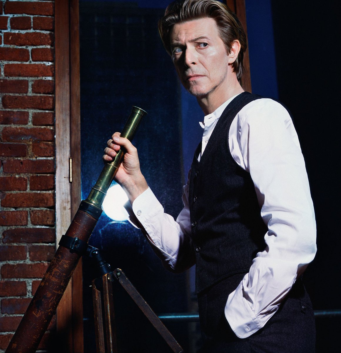 dark_shark's tweet photo. David Bowie, 2002 by Marcus Klinko https://t.co/6Ku7wDYB1C