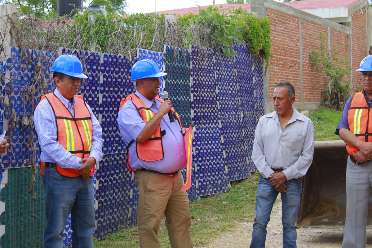 DAROaxaca's tweet photo. Sin detener labores; continuamos con otra inauguración más de pavimentación. Esta vez en la localidad de San Lorenzo Cacaotepec. Dicha obra constará de 1084 metros cuadrados de pavimento a base de concreto hidráulico. Con una inversión de $ 1,383,100.03 pesos. https://t.co/N9hwFAXET1