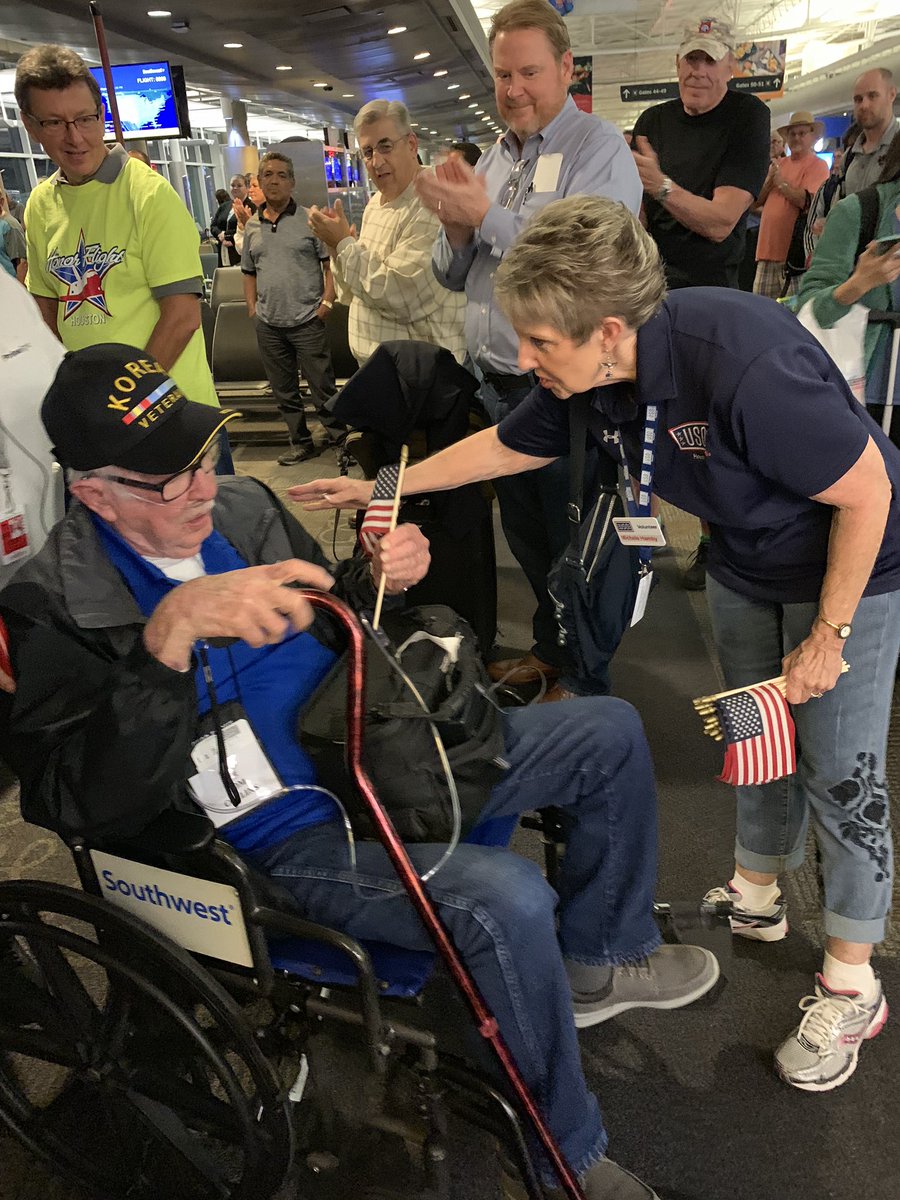 HonorFlightHou's tweet photo. Welcome Home! #honorflight #honorflighthouston #welcomehome #ThankyouForYourService https://t.co/Y42xh5fCc7