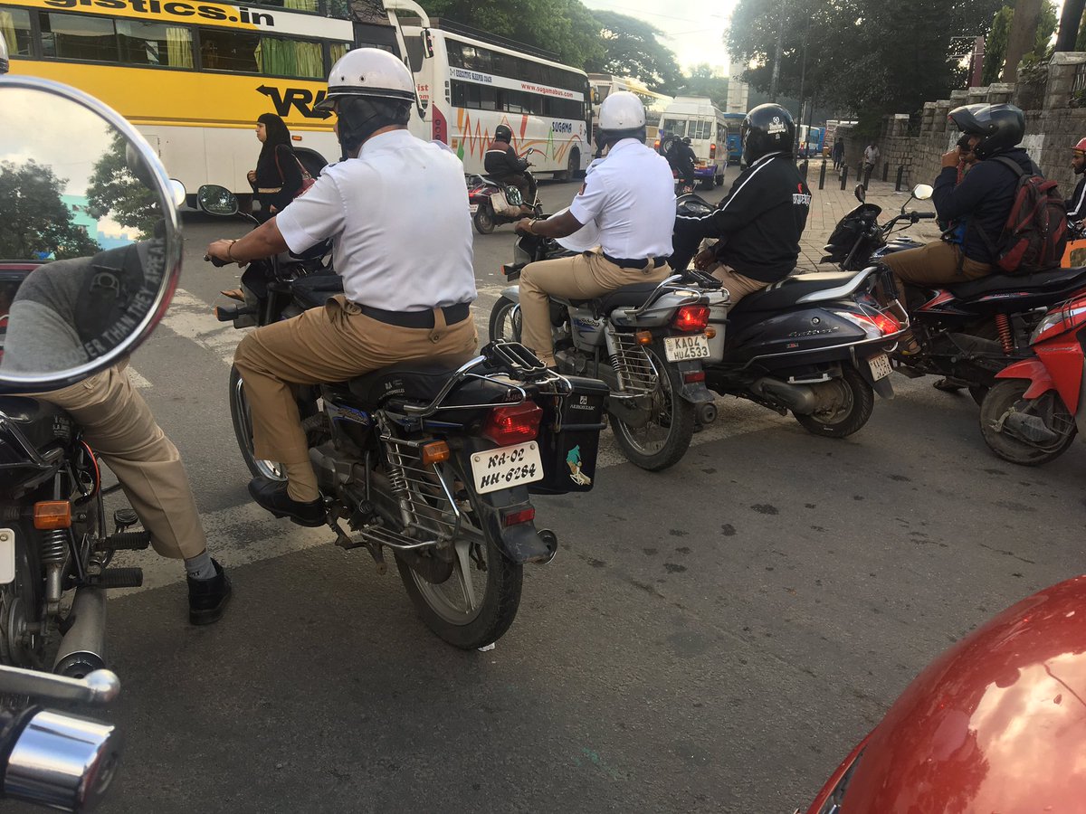 Manjesh_gowda's tweet photo. Traffic controllers didn’t follow the rules??!! Crossing the line and creating obstacle for zebra line!! What is the action taken?@BangalorTraffic @MinsterHome @tv9kannada @publictvnews @BangaloreMirror https://t.co/zWKpGk6aog