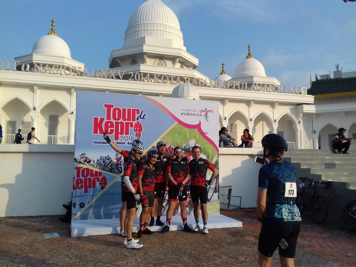 Royvandi_T's tweet photo. Peserta #TourDeKepri2018 terlihat mengabadikan foto bersama di booth foto #TDK2018 @LeniMarliza__ @ecacamarica @ekahandaa @Riskygustinaa @putrilailawati @jheipul @donkardono @nunung_unuy15 @AndiniNuria @AlimarBoer https://t.co/HzBIOMoozJ