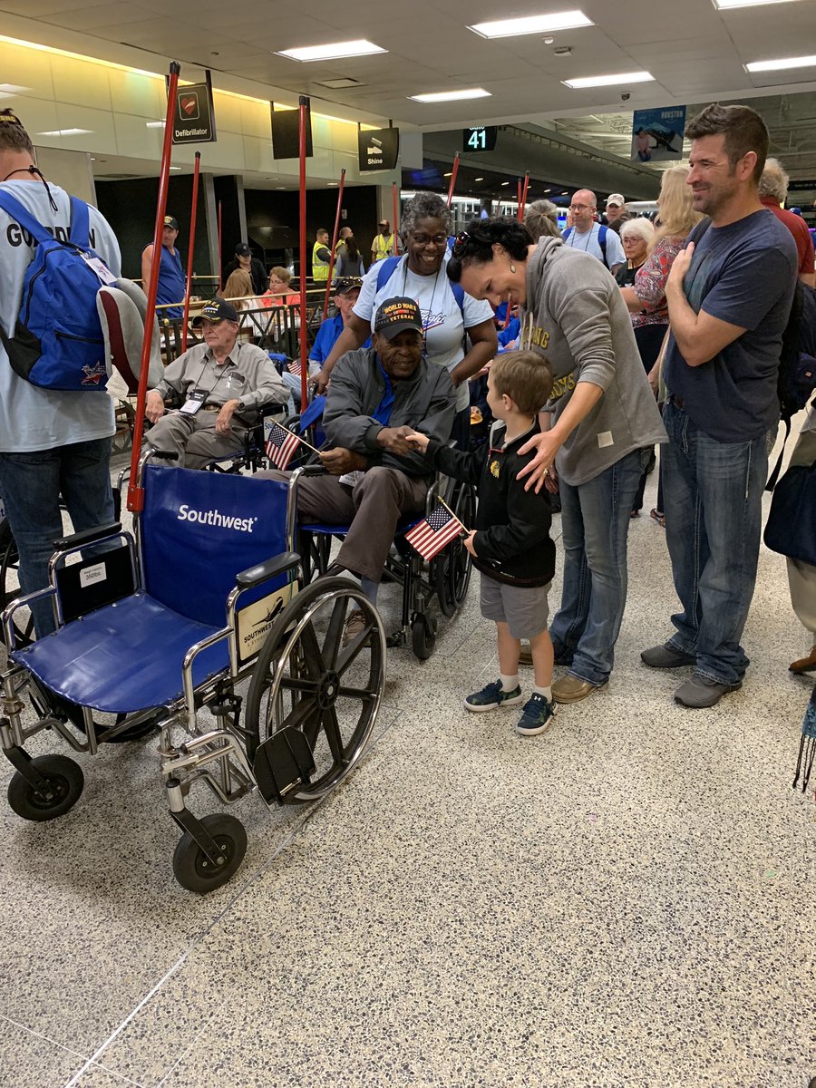 HonorFlightHou's tweet photo. Welcome home and thank you for your service! #honorflight #honorflighthouston #welcomehome #thankyouforyourservice https://t.co/IWNBFRsyub