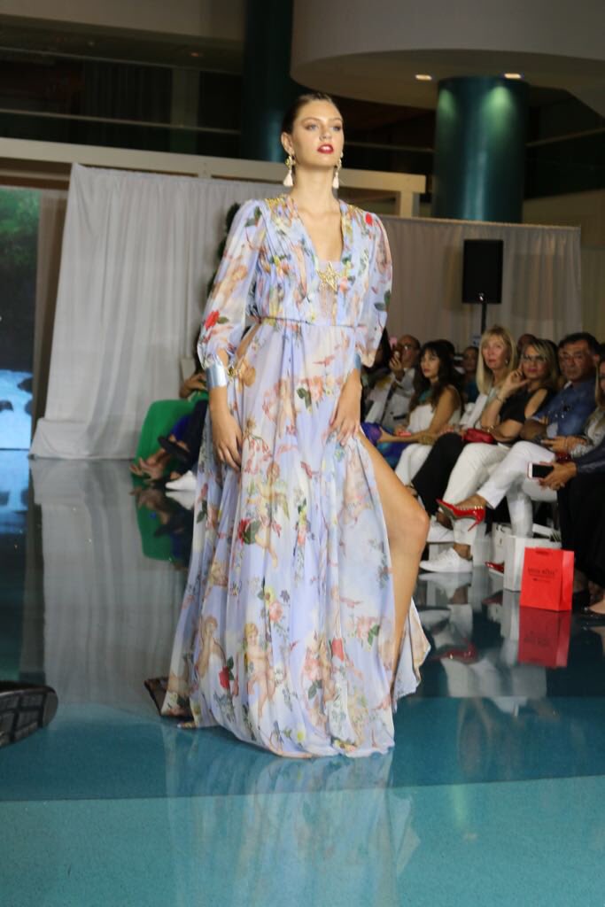 EstrellaFReport's tweet photo. Congrats to my friend Odalys Marino who is showcasing her exclusive designs at South Florida International Fashion Week 2018 @official_sfifw #odalysmarino #sfifw #sfifw2018 #soflo #southflorida #fashionweek #cubandesigner @NorysDesign https://t.co/efZuXto1tn