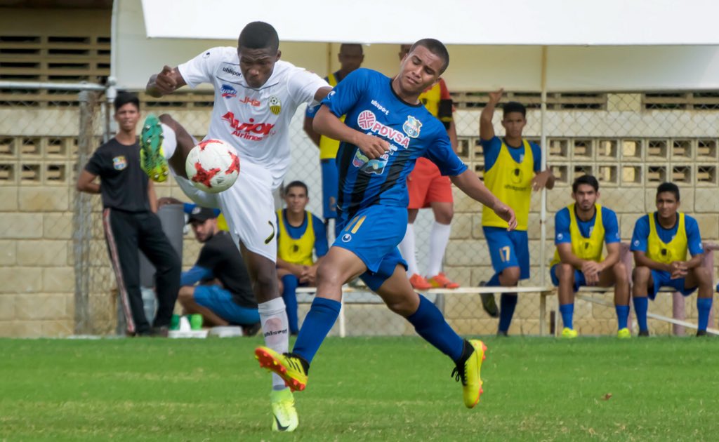 DvoTachira's tweet photo. #FilialDTFC | [GALERÍA 📷] | Zulia 6-0 @DvoTachira | ¡A levantarse y seguir trabajando Aurinegros! 🤝

#3raD #Clausura2018 #J9
📷 Cortesía Prensa Zulia https://t.co/lK0dlmt10o