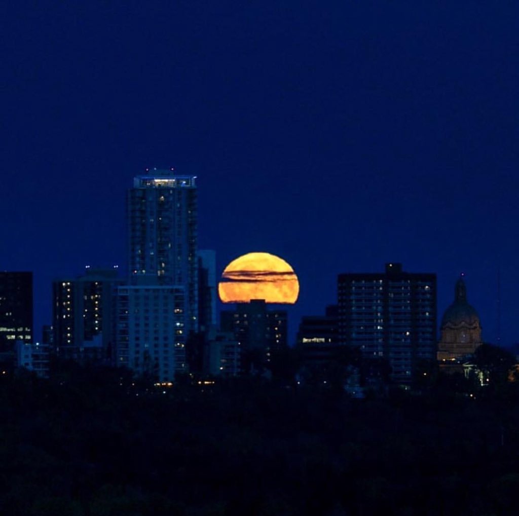 ExploreEdmonton's tweet photo. Full Moon over downtown. 
#ExploreEdmonton 

Photo by @YEGHugo https://t.co/KKBxQeCpz0
