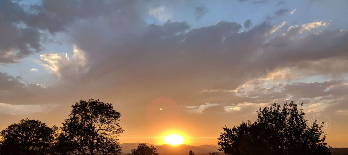 oooshinyphotos's tweet photo. An unedited #Colorado #sunset, simply #beautiful.
Taken on 7-2-18, at #InspirationPointPark, in #Denver, with a #Pixel2XL at 4mm.
#oooShiny #oooShinyPhotography #nature #naturephotography #landscape #landscapephotography #clouds #trees #9stills #coloradophotography #coloradolove https://t.co/F2420dpdt4