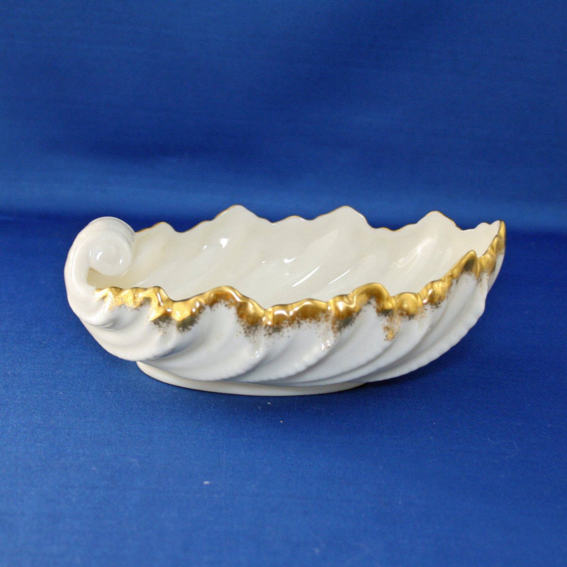 KattsCurios's tweet image. Excited to share the latest addition to my #etsy shop: Vintage Lenox Shell Trinket Bowl Leaf Candy Dish GREEN STAMP 24K trim circa 1930-53 Made in the USA Bone China Soap Dish Nut Bowl etsy.me/2NRUukY #Lenox #LeafDish #KattsCurios #ShellDish