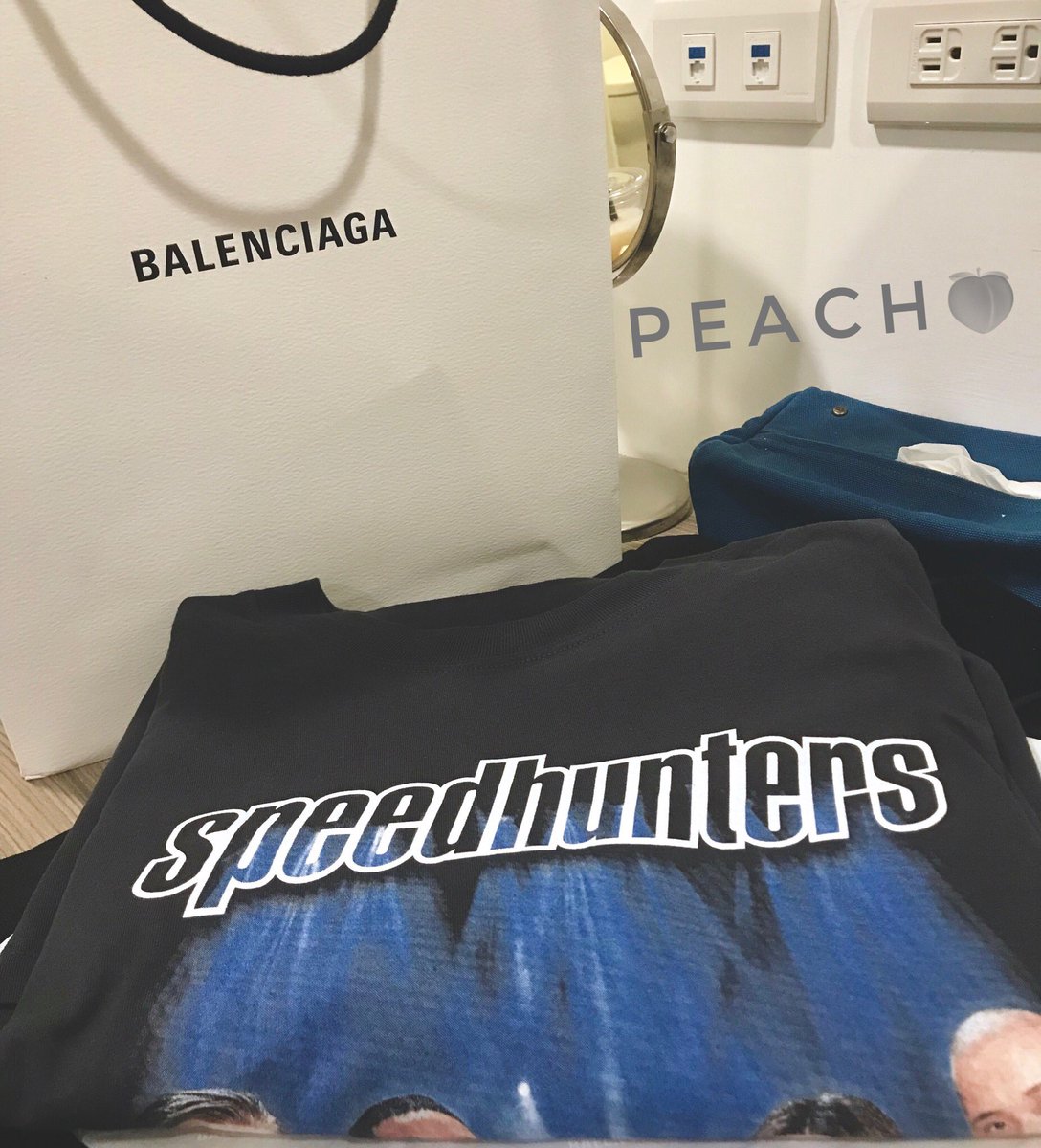 Peachkonic's tweet photo. #김한빈    👕고마워☺️☺️☺️（P1 cr:开锁匠人大墙） https://t.co/hXvksahD2N