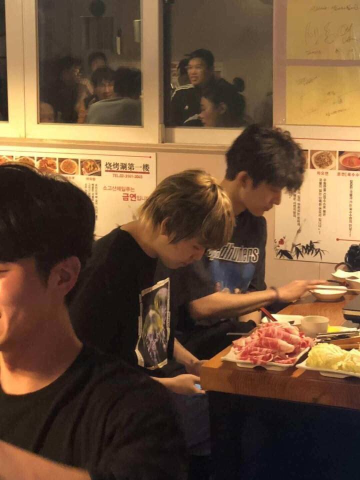 Peachkonic's tweet photo. #김한빈    👕고마워☺️☺️☺️（P1 cr:开锁匠人大墙） https://t.co/hXvksahD2N